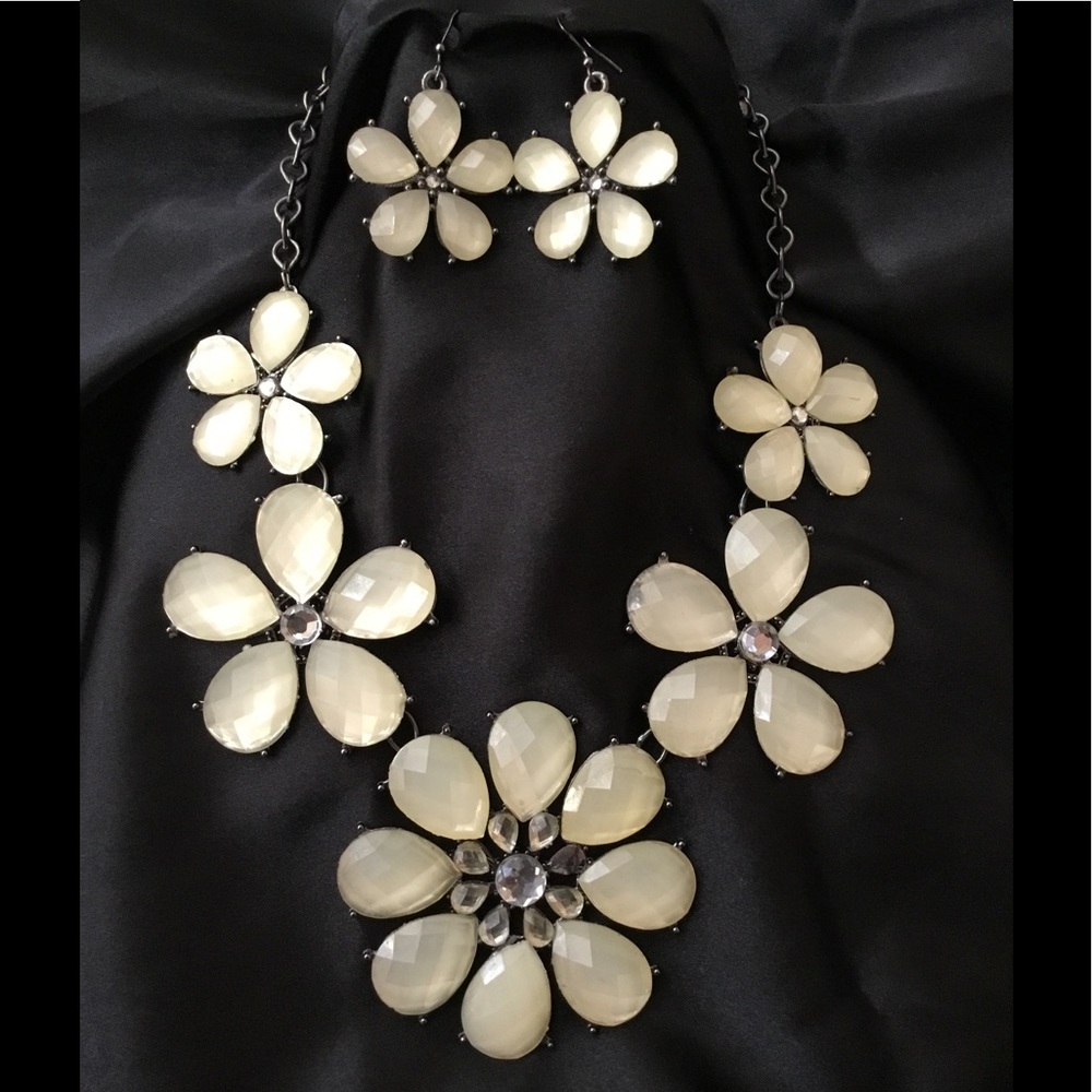 Opal Color Flower Necklace w/Rhinestone & earrings