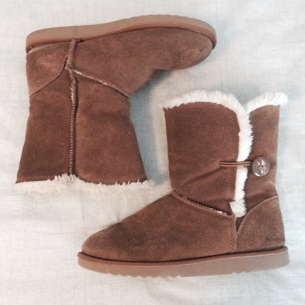 Brown suede boots w/ faux fur lining