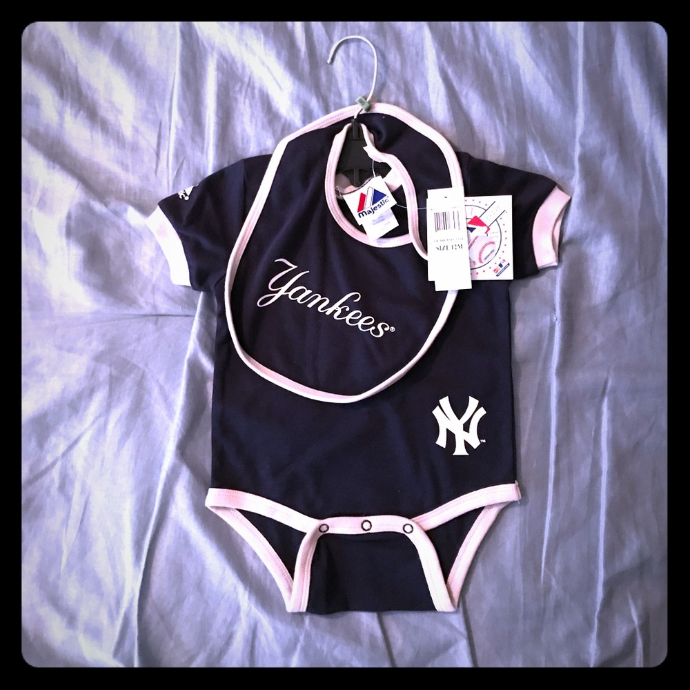 NY Yankees Majestic onesie w/bib - 12 month
