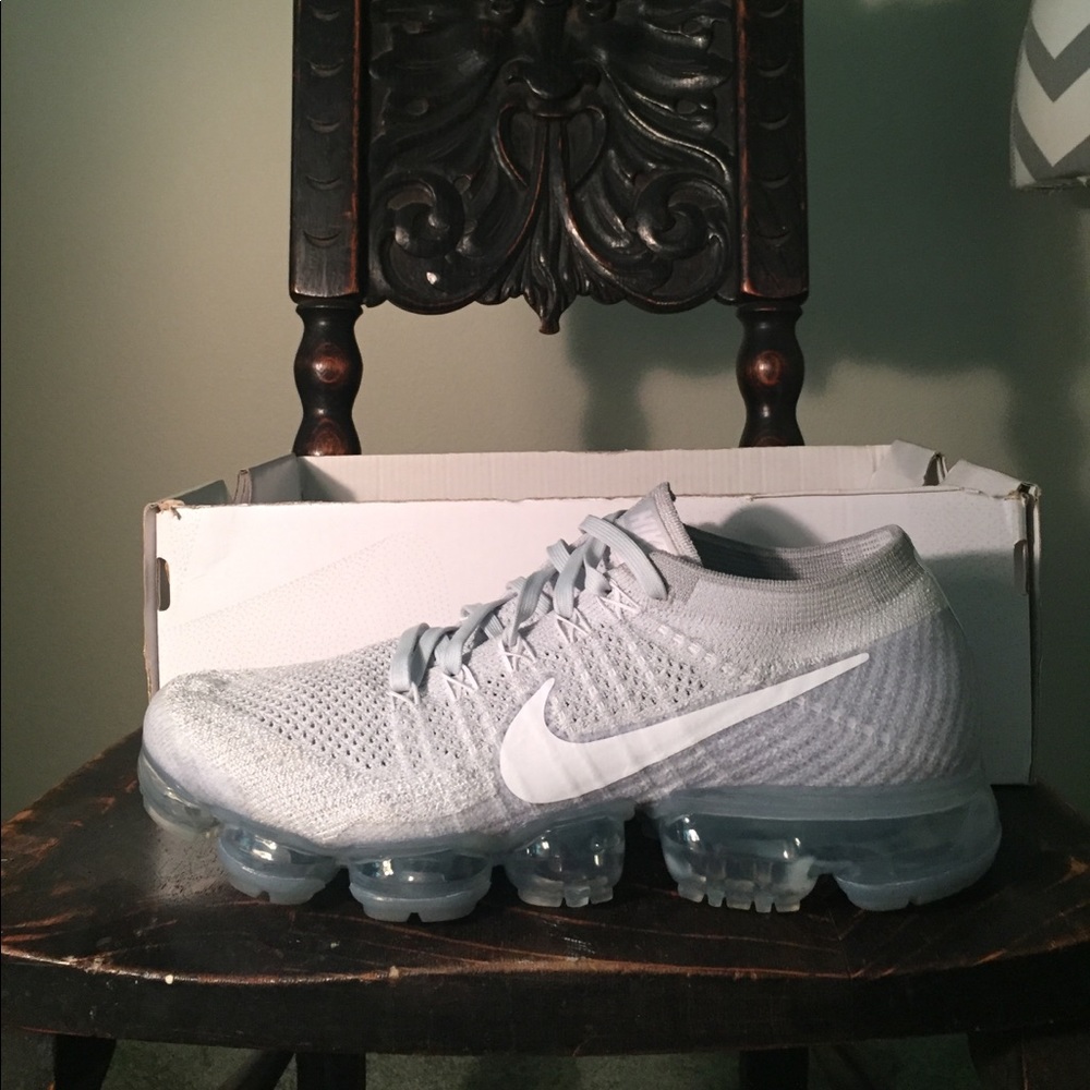 WMNS Nike Air Vapormax Flynit Size 10