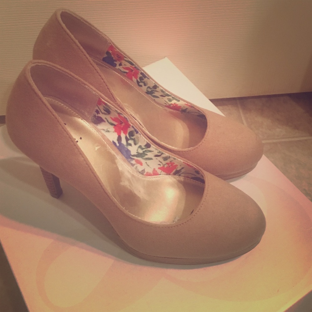 Size 5 pumps