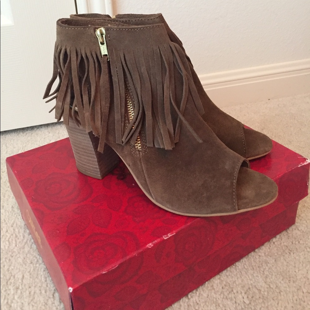 Fringe booties with heel