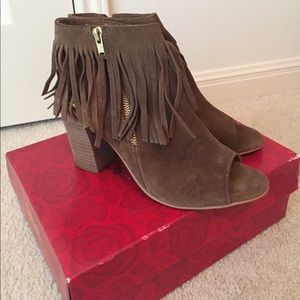 Fringe booties with heel