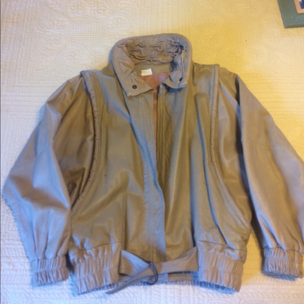 Vintage women's taupe/putty leather jacket