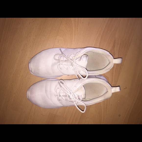 White nike Roshes - Picture 1 of 6