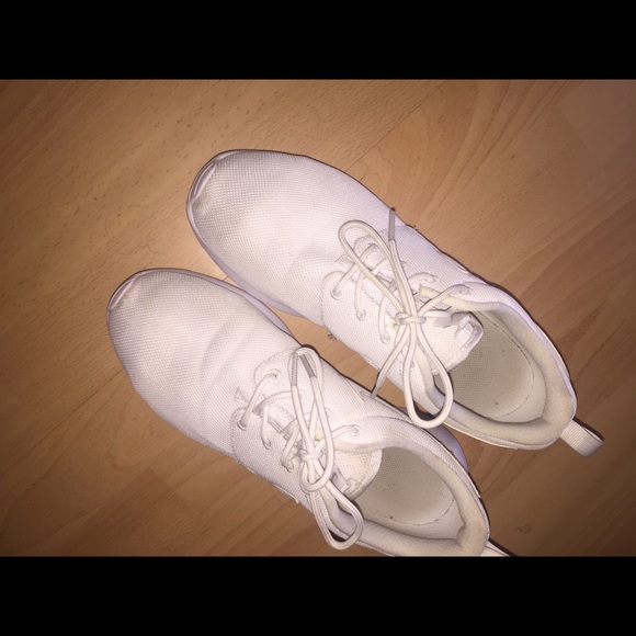 White nike Roshes - Picture 2 of 6