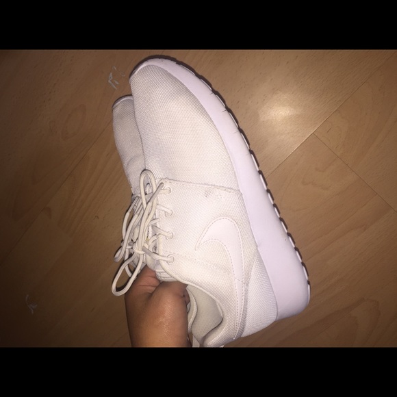 White nike Roshes - Picture 3 of 6