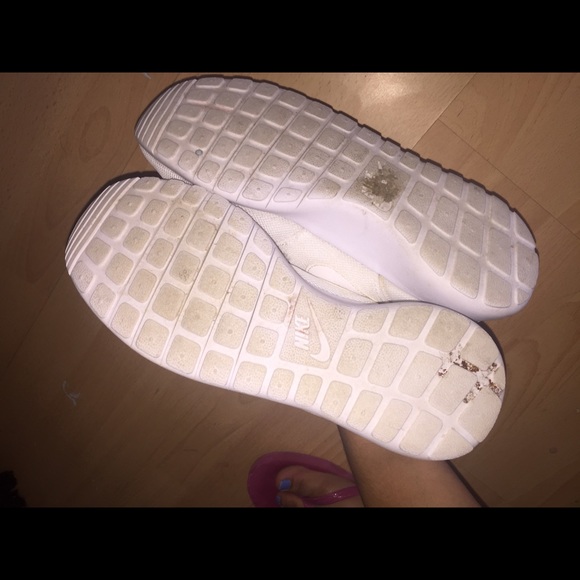 White nike Roshes - Picture 4 of 6