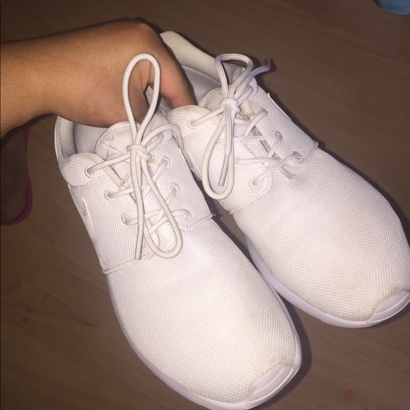 White nike Roshes - Picture 5 of 6