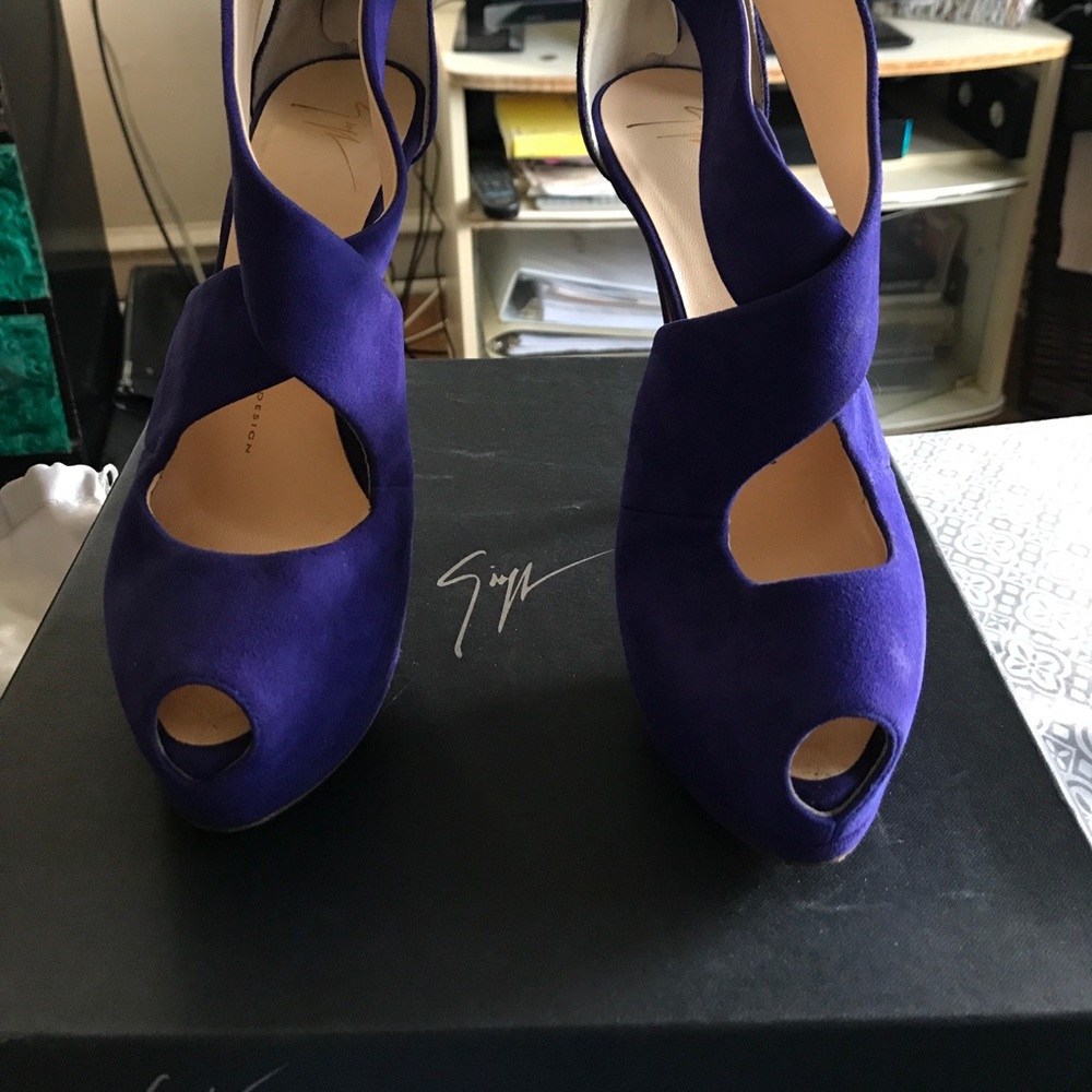 Size 38 Giuseppe Sandal Authentic!