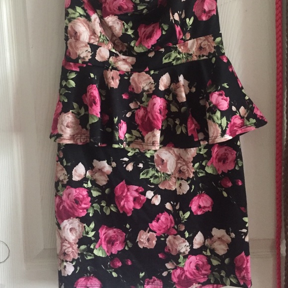 TWO DRESSES - Picture 5 of 6