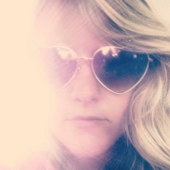 Meet Endless August - Picture 4 of 4