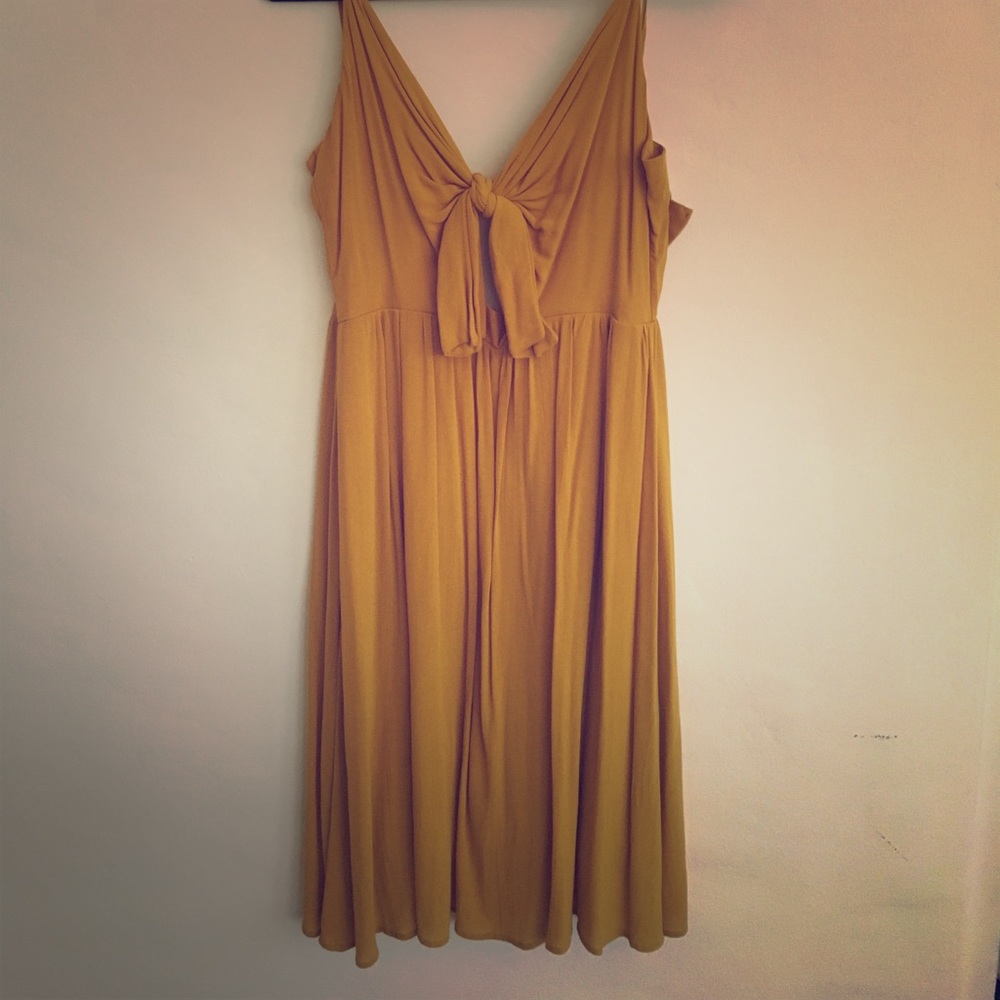 Leith tie knot dress with keyhole cutout