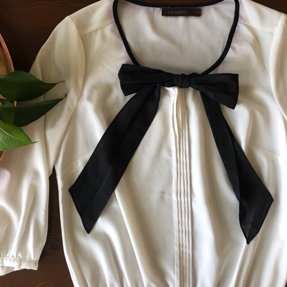 The Limited off white cinched waist blouse