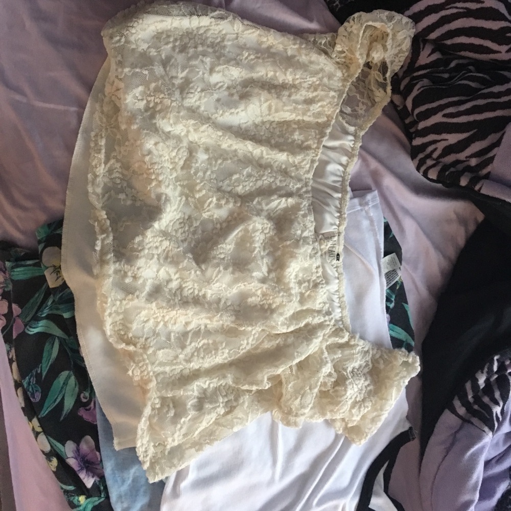 Whit off the shoulder