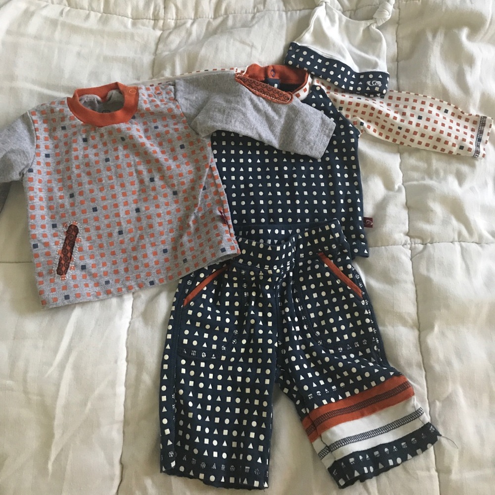 2 shirts, pants and hat.  Size 3 months