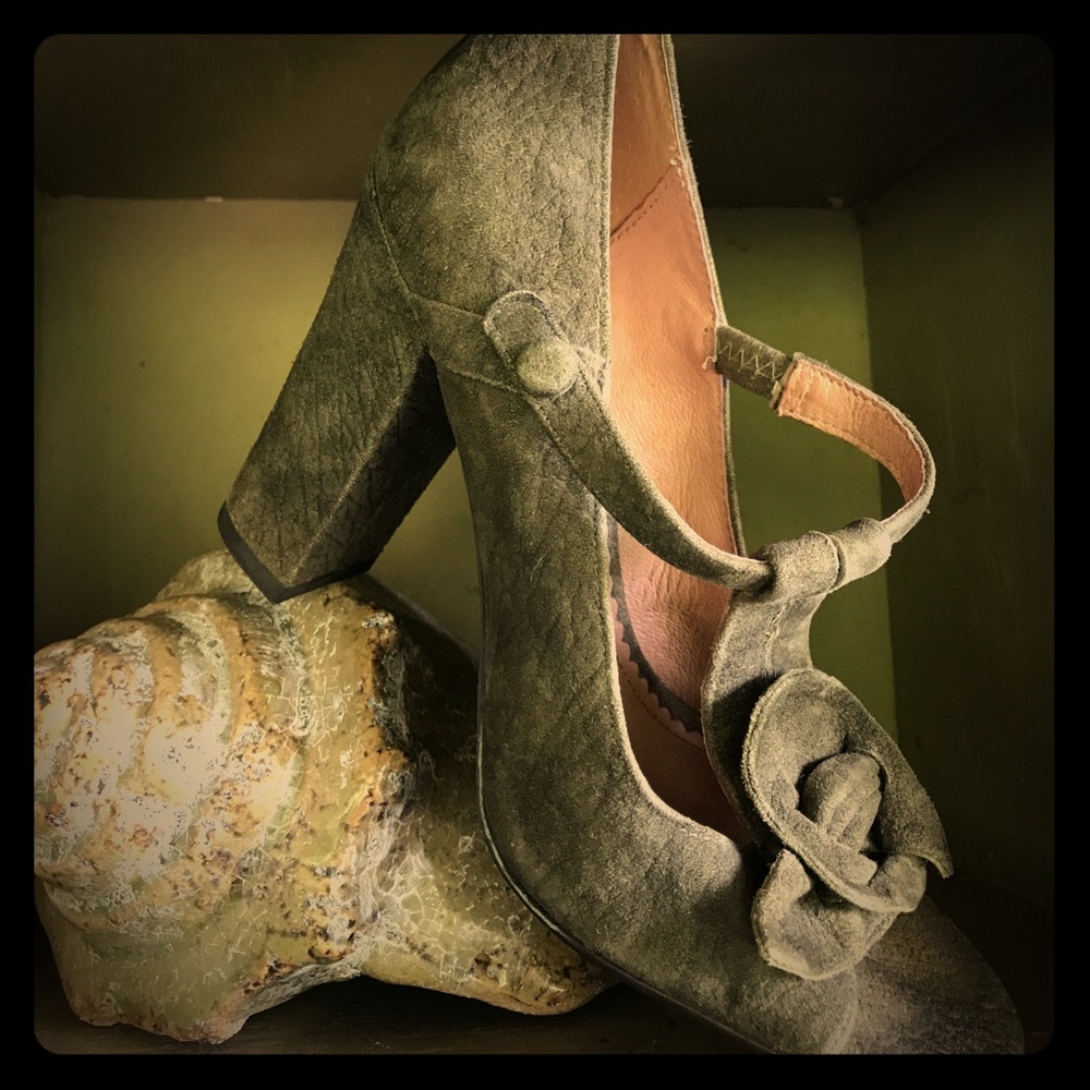 Miss Albright stacked heel with rosette detail.