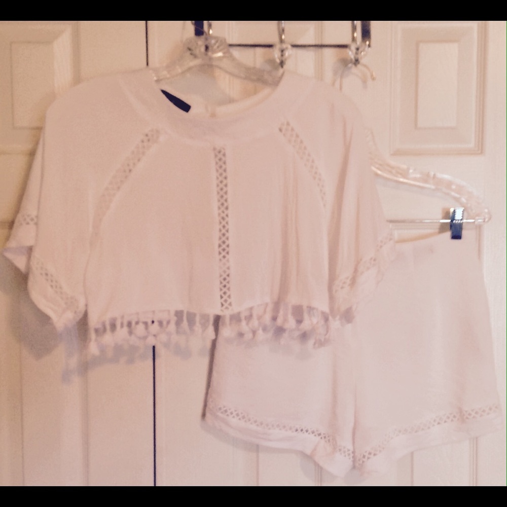 NWOT 💖 White Crop-top PomPom Set💖