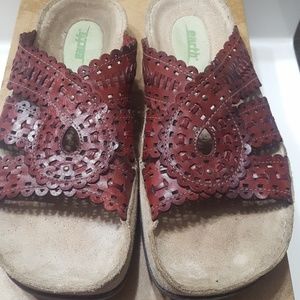 Earth Sandals... Like New. Excellent condition