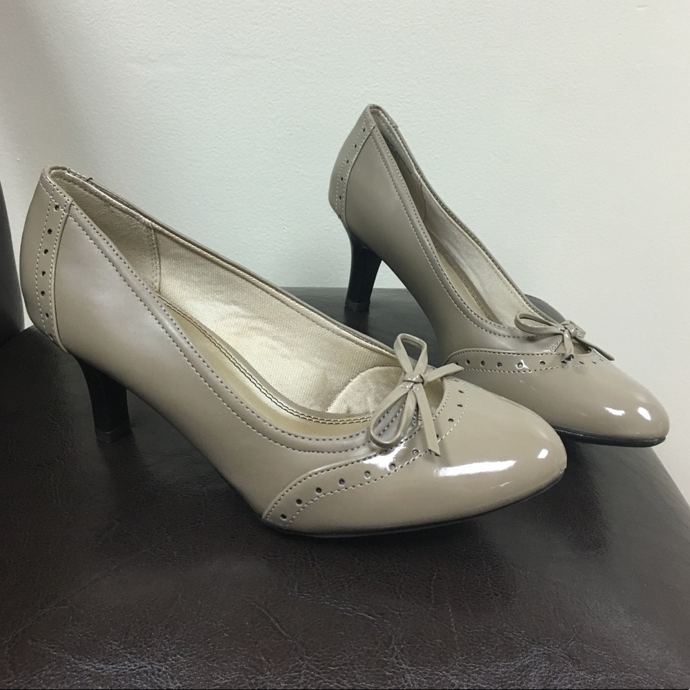 Beige mini heel shoes