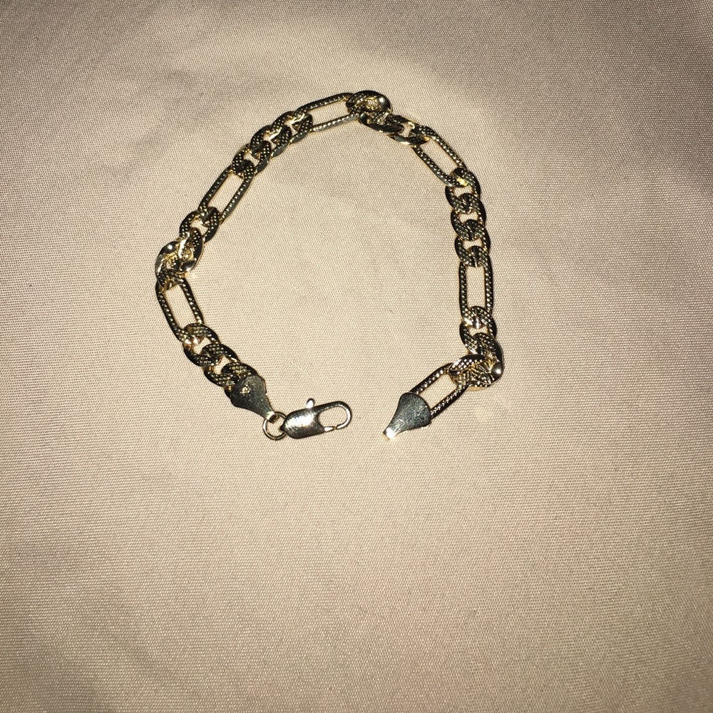 A gold bracelet that will access your outfit !