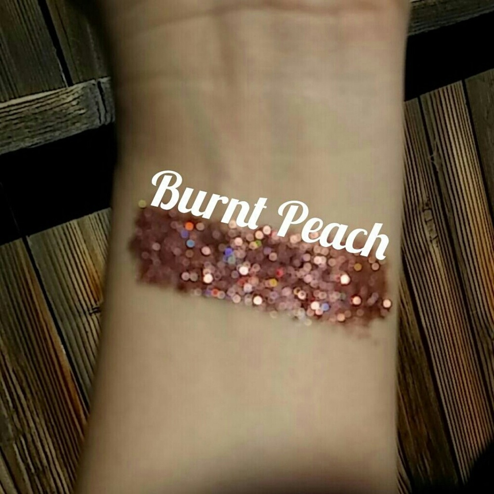 Pressed glitter in 'Burnt Peach'