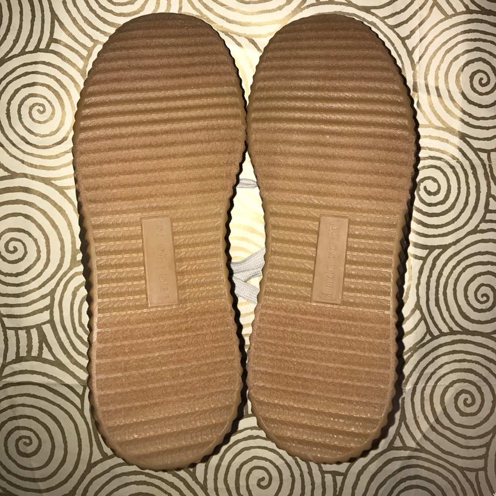 Indigo Rd. Cray Sneaker Taupe w/ 1" platform BNWOT - Picture 5 of 7