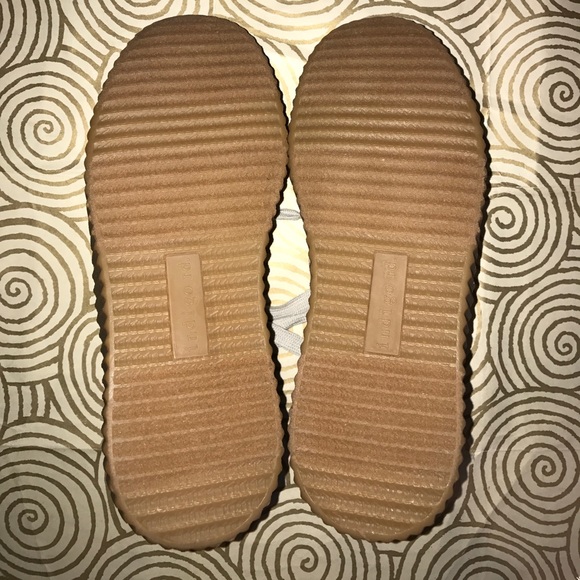 Indigo Rd. Cray Sneaker Taupe w/ 1" platform BNWOT - Picture 5 of 7