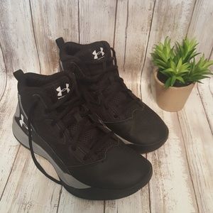 Youth size 7 Basketball Shoes