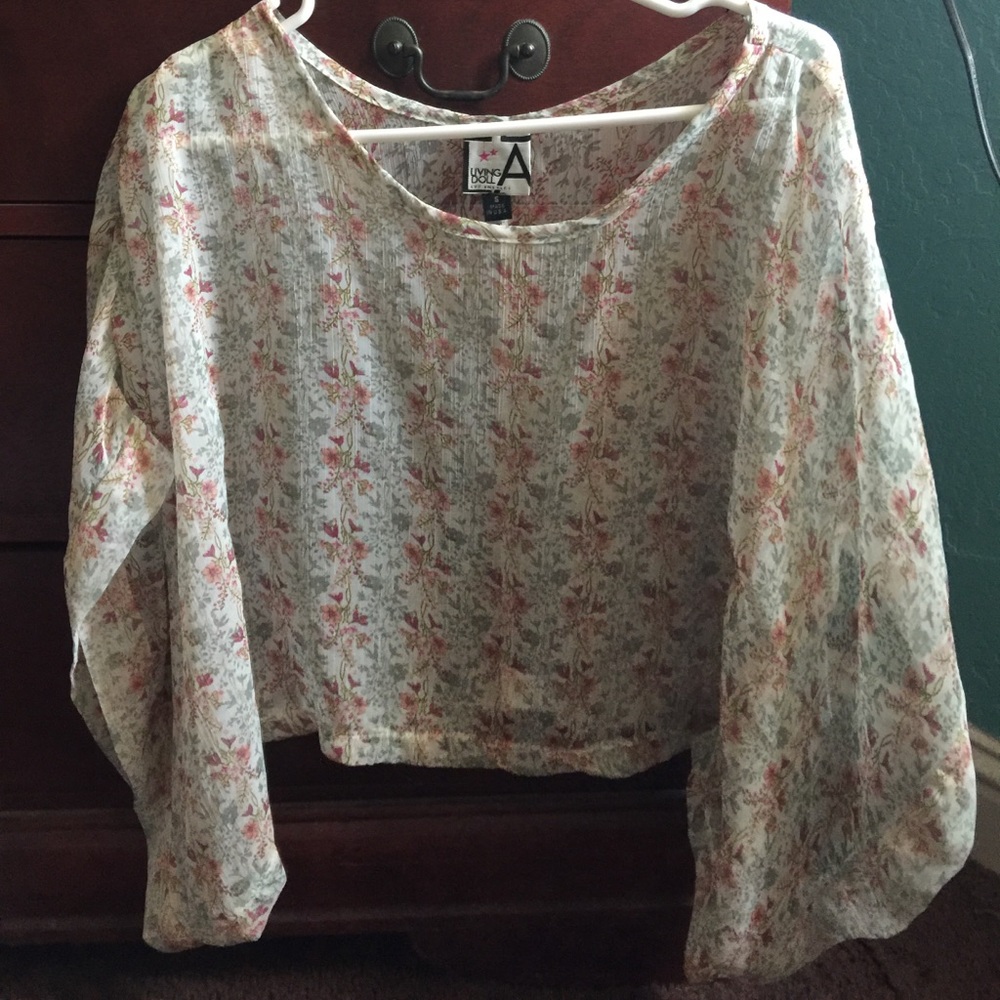 Thin top to throw over a cami