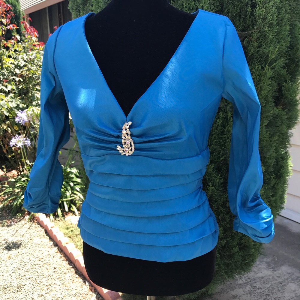 Ruched sleeve Tadashi formal top with brooch