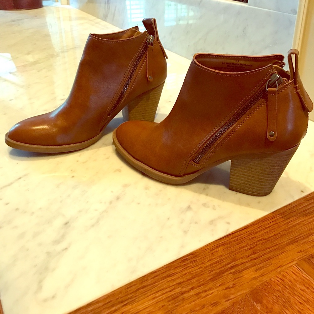 Women's dv brand booties, size 6.5, worn once.