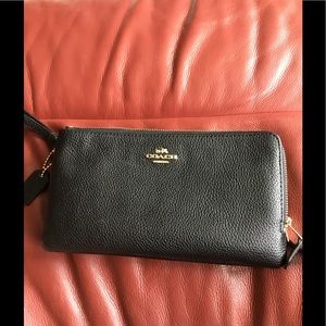 Coach double zip wallet. Pebbled leather. Black.