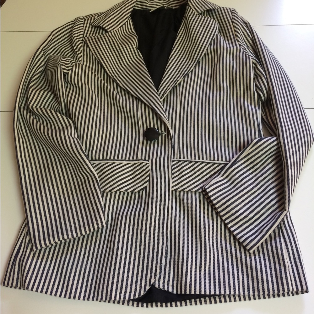 Blue and white striped blazer with black button .