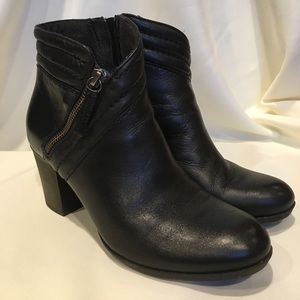 Stylish Low heel Clarks boot with zipper detail