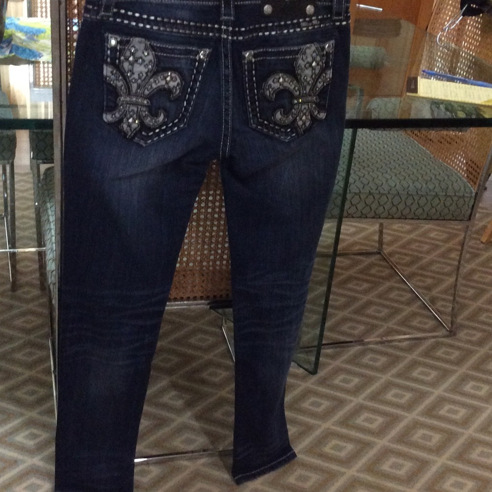 NWOT Fleur de Lis embellished distressed dark wash