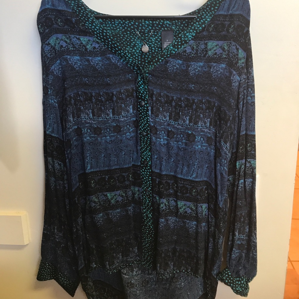 BKE Boutique long-sleeve open-back blouse