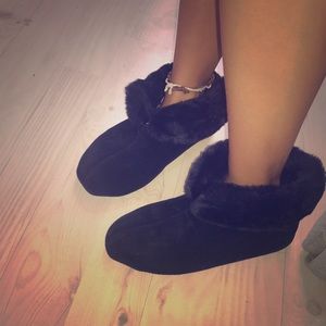 Navy blue FUZZY slippers !