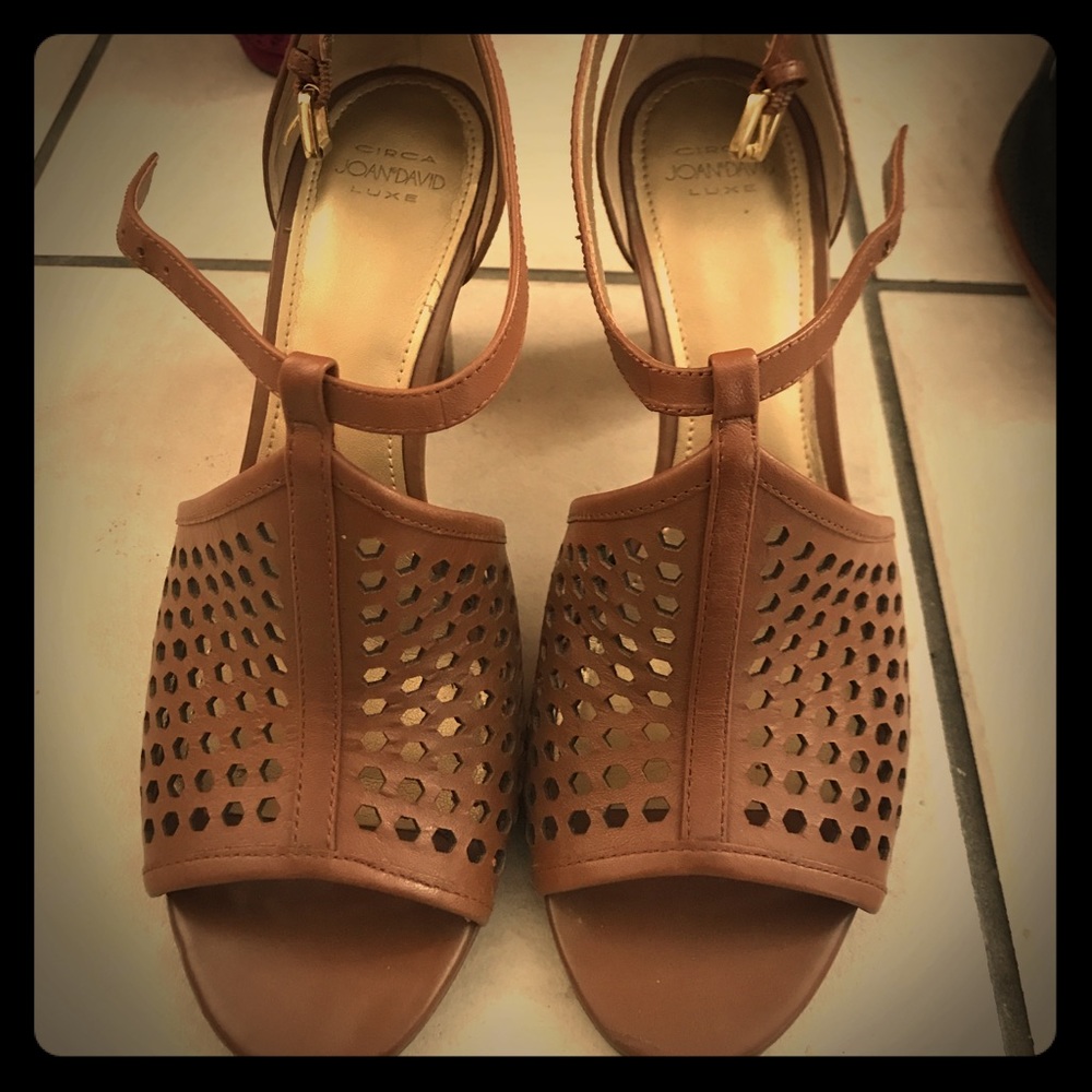 Strappy brown sandals circa Joan&David LUXE