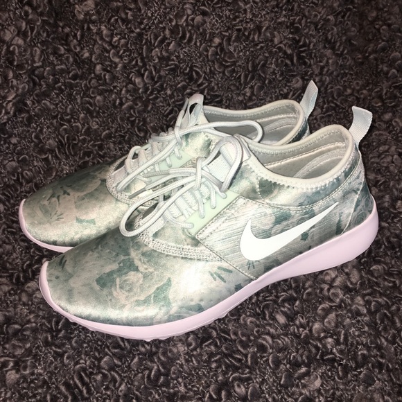 Nike Shoes - RARE NEW MINT FLOWER NIKES