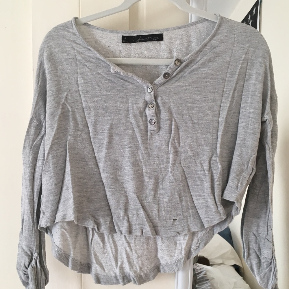 grey long sleeved shirt