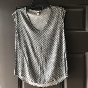 Sleeveless shirt