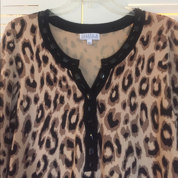 ❌❌SOLD❌❌Cheetah print top - Picture 2 of 2