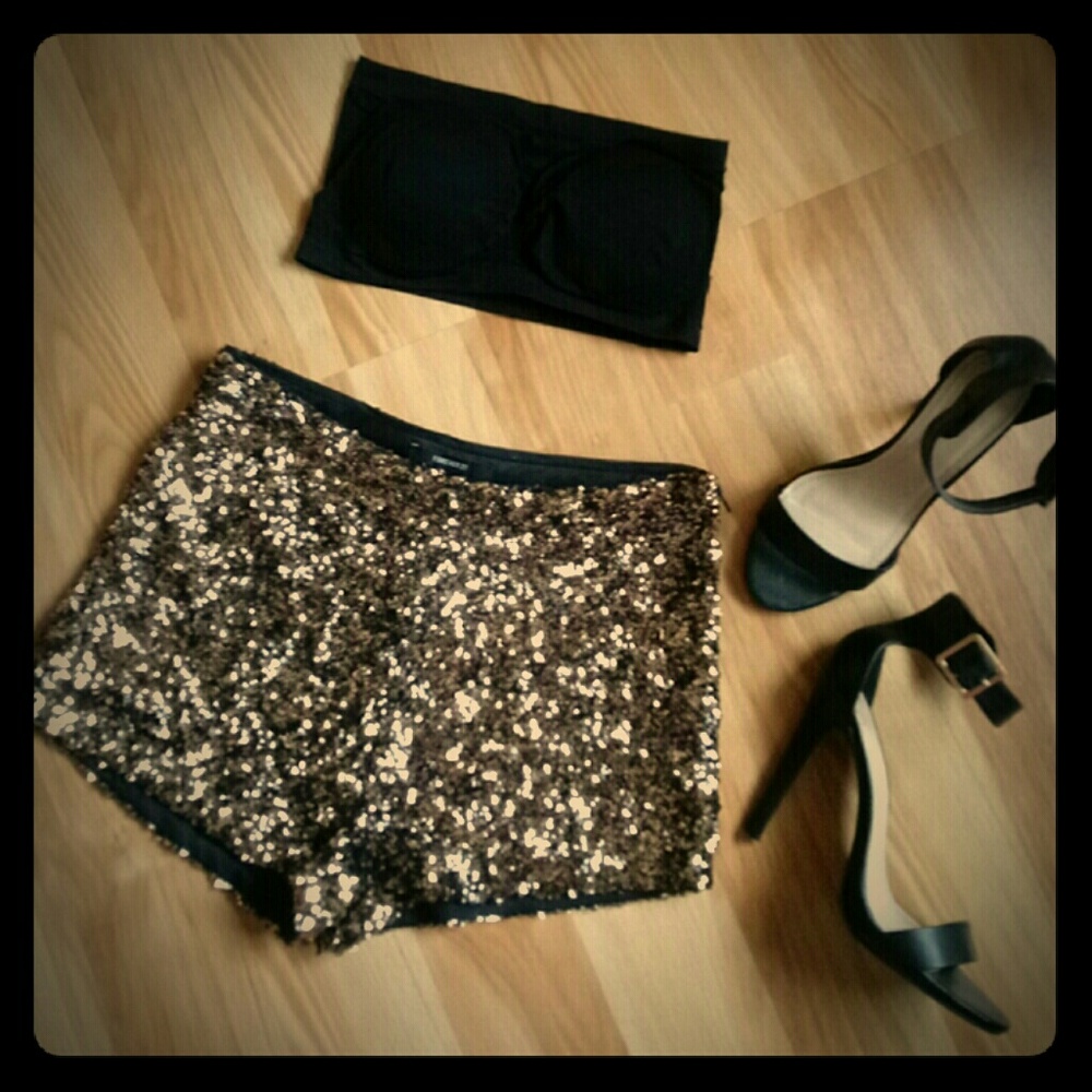 NEW.SIZE MED. Black shorts with gold sequins