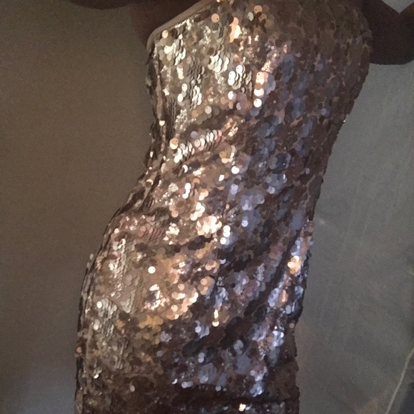 🎉 NYE is approaching!!! Gold Sequined Mini - Picture 3 of 6