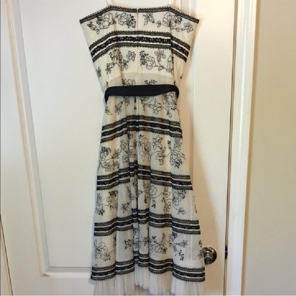 Lace With Embedded Beans dress - Picture 3 of 3