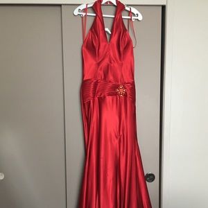 Halter top with collar red long dress.