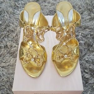 Goregous gold and crystal bow stilettos!
