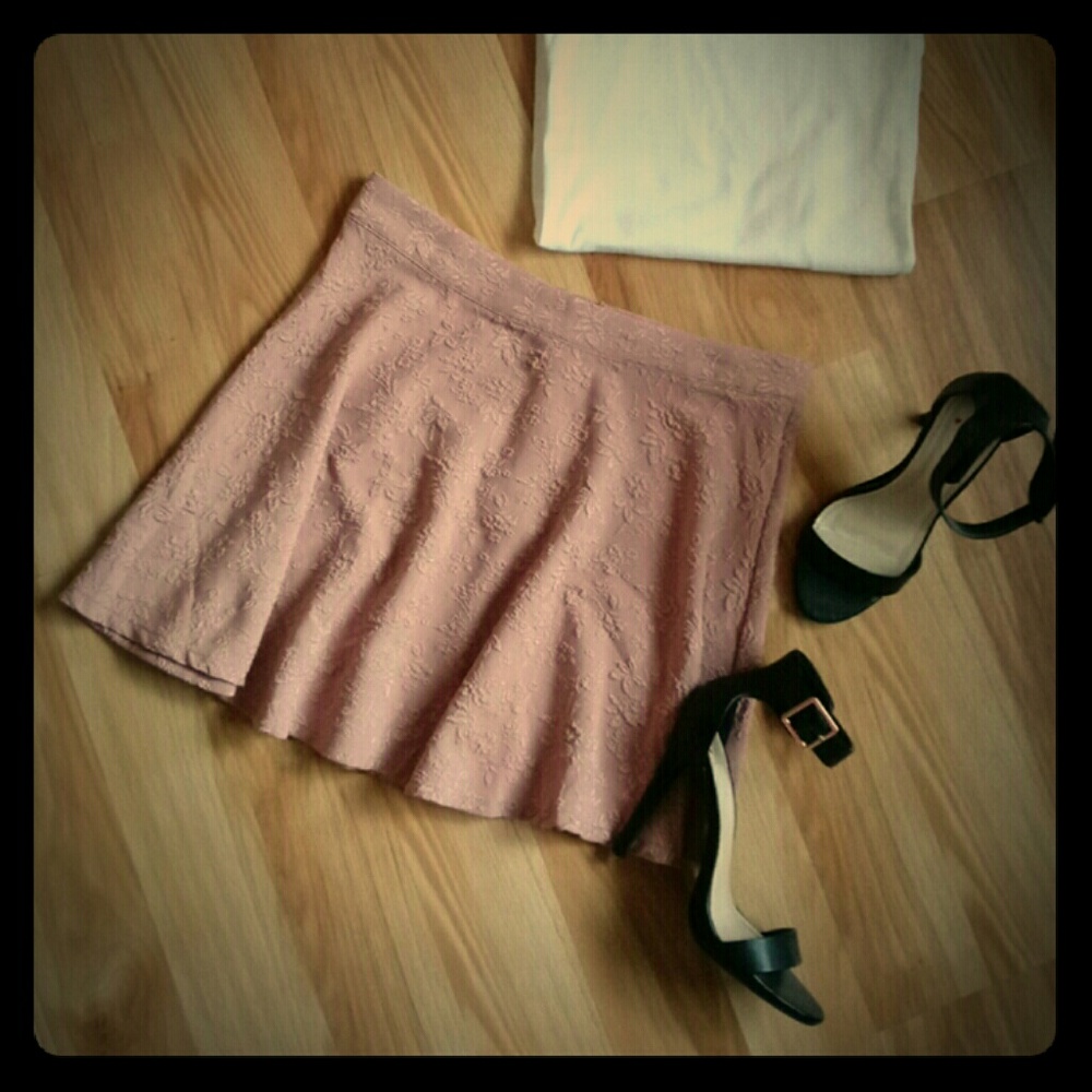 Size large Forever21 mauve floral detail skirt