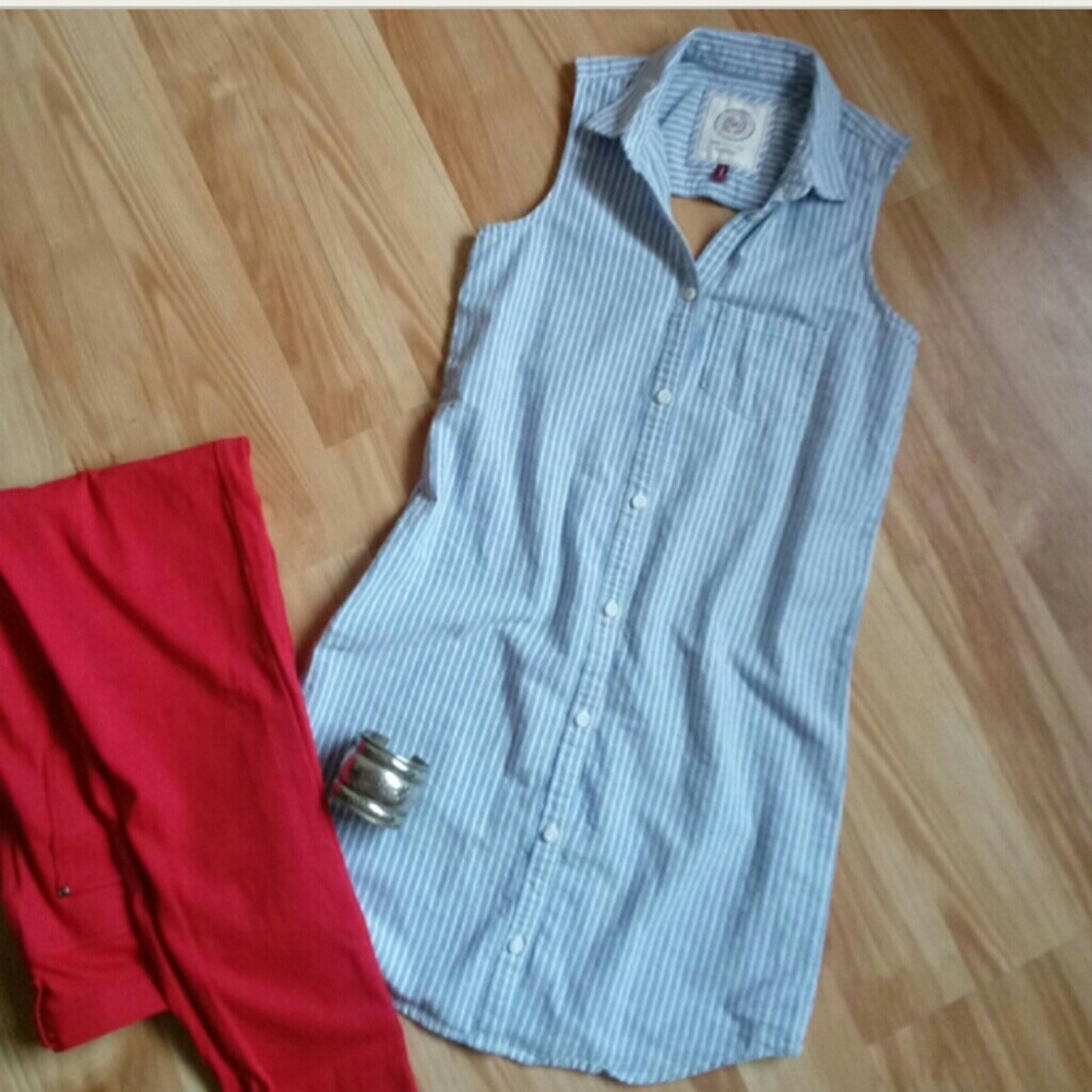 Size XSmall. Could fit a small easily. Denim top